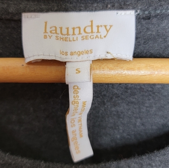 Laundry by Shelli Segal | Gray Dolman Tee with Black Quilted Sleeves - Picture 2 of 4